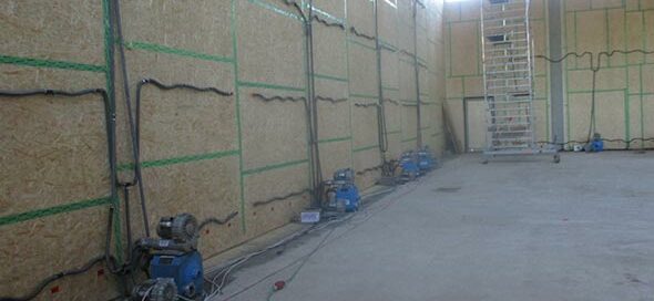 Trocknung von Wänden einer Industriehalle mit Trocknungsgeräten von SPEIDEL